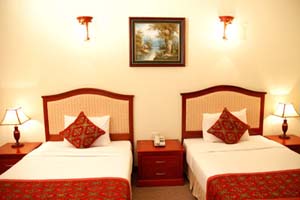 2 person executive suite with city view, king bed, private facilities, and breakfast